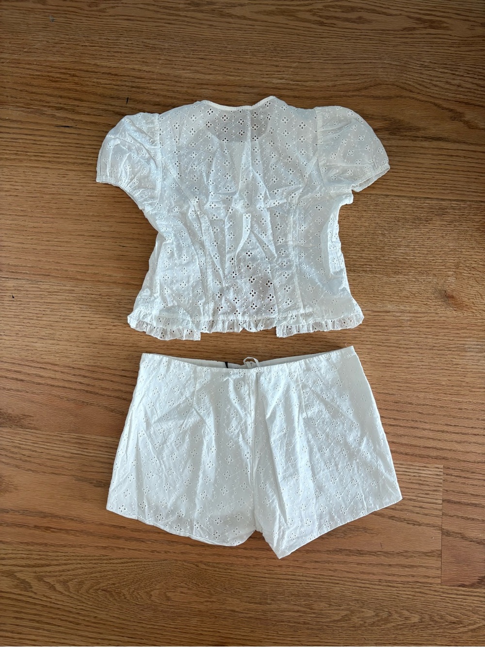 White Eyelet lioness set - Picture 4 of 4